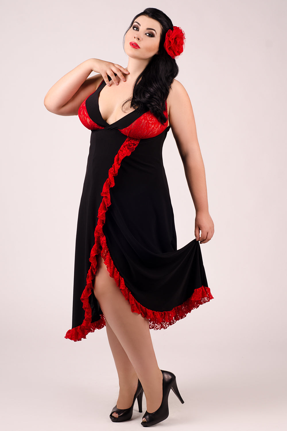 Schwarzes Nachthemd mit roter Spitze