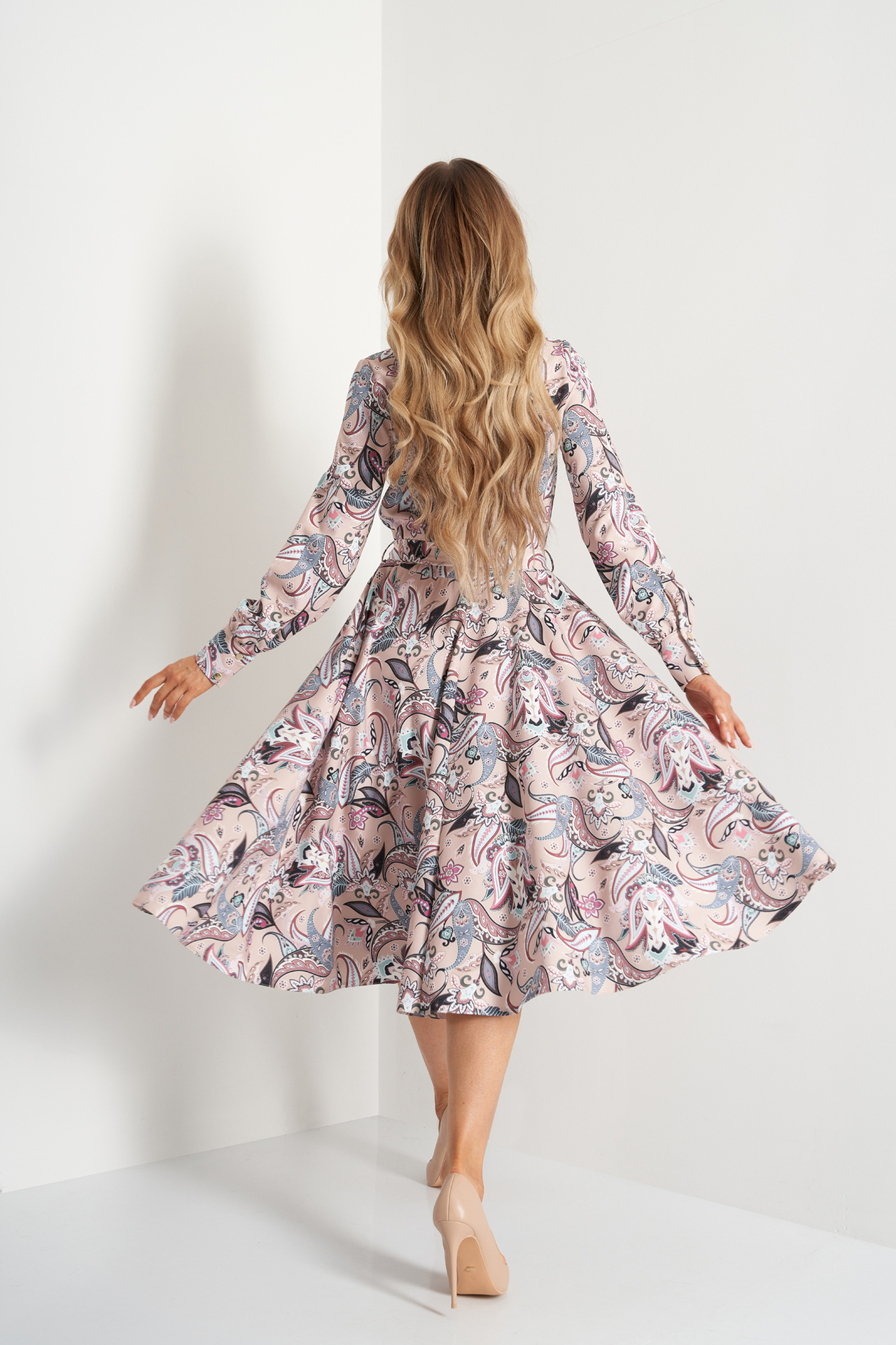 Lange mouwen uitlopende jurk paisley